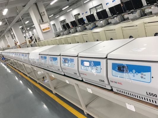 Centrífuga de laboratorio L550 Cence, 5310xg RCF máx., capacidad de 4x500 ml, bajo ruido <65dB(A), centrífuga de sobremesa de baja velocidad